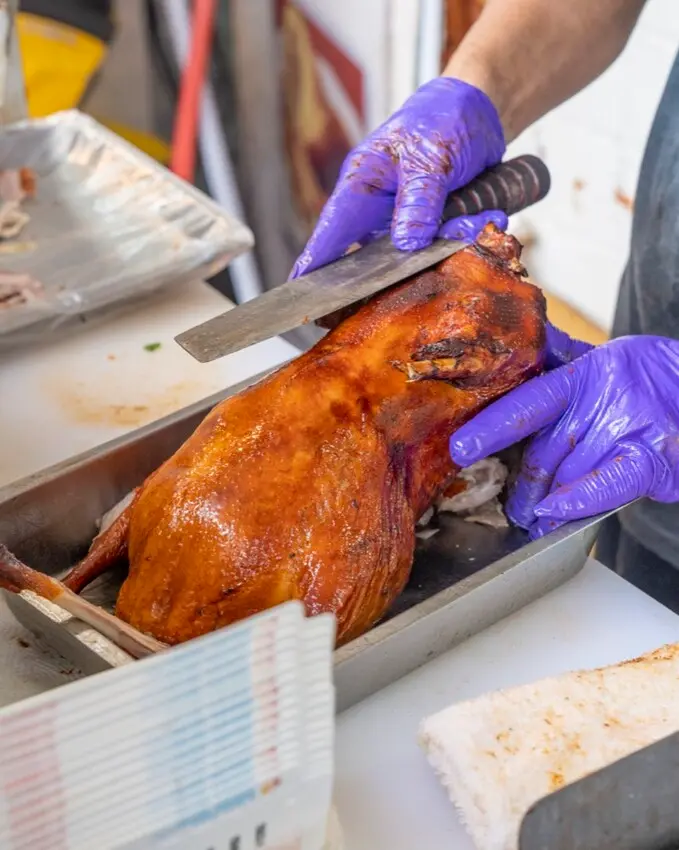 永吉路30巷美食｜最招牌的就是整隻現切的烤鴨肉片 包進現擀的捲餅中！