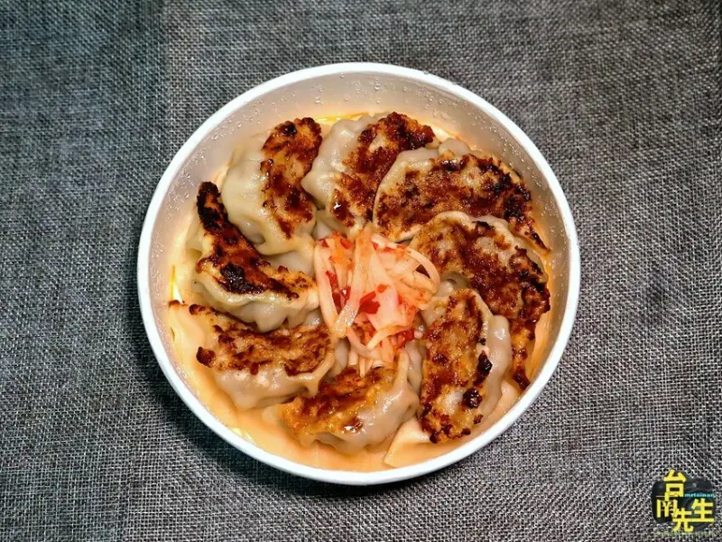 台南日式煎餃／獨家研發創意口味／嚴選當天現宰新鮮豬肉／料多實在大顆飽滿／炸豬排咖哩飯每日限量10份／客人說好吃到會哭出來