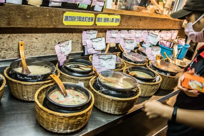 皇池溫泉御膳館｜天氣冷就爆滿！吃鍋粥要等三小時？用餐就送泡湯