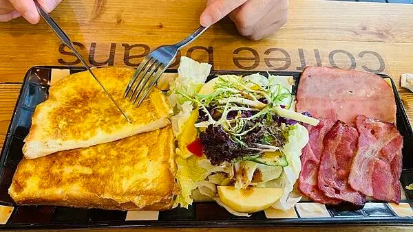 內湖平價早午餐【湖水灣】隱身在湖光巿場旁美食/招牌必點壺裝咖啡只要50元/像家一樣溫韾咖啡廳/台北CP值高早午餐