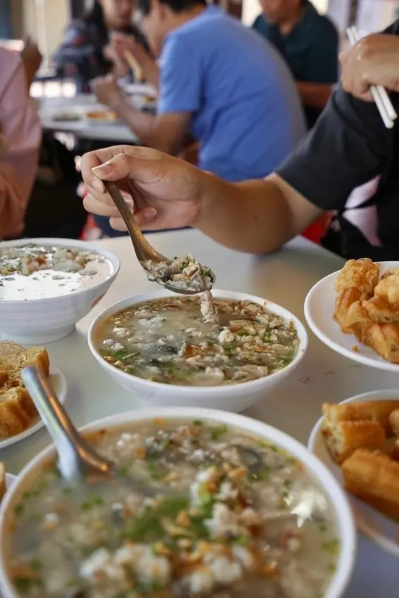 阿堂鹹粥- 台南人早餐必吃熱呼呼的鹹粥，料多實在吃完超滿足，中午前就賣光的人氣粥品，台南必吃美食