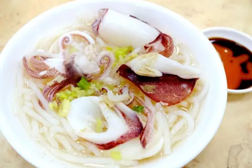 飄香一甲子的美味.google評論近四千則4.2高分,台南必吃美食♥葉家小捲米粉♥一旁還有好吃的散步美食,林家白糖