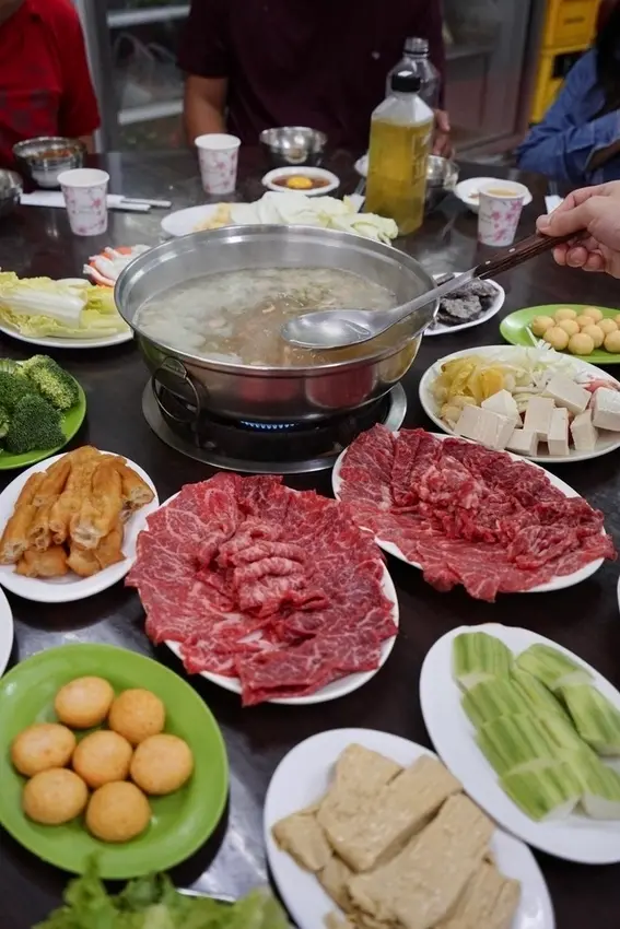 新園汕頭火鍋 - 隱藏在市場巷弄的超人氣老字號汕頭火鍋，必吃厚切軟嫩溫體牛，特調醬料口齒留香，屏東必訪火鍋推薦