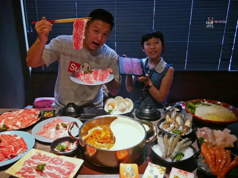 【桃園吃到飽火鍋推薦】699元就可以濕式熟成牛肉、和牛、鮑魚吃到飽~瀑布起司牛奶鍋桌邊服務超好拍啊！ | 哪哪麻