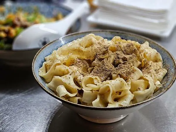 (胖樺食記)捷運大安站推薦居酒屋「饞食坊」/台北消夜美食/完整菜單/椒麻麵台灣啤酒串燒熱湯/不收服務費