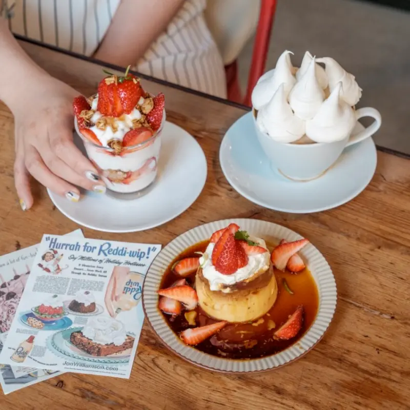 台中咖啡廳 Roundabout Café ｜沈浸英式小酒館式圓環咖啡，創意滿分「招牌咖啡」，如雲朵般吸睛可愛！