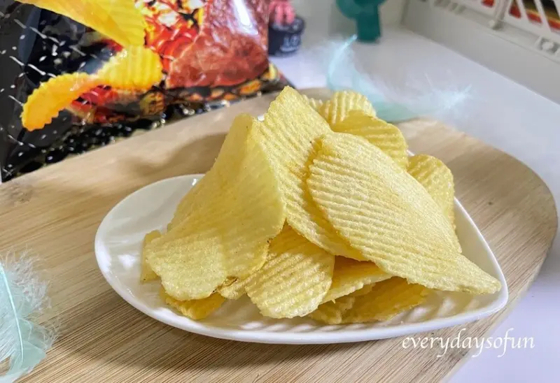 零食餅乾分享∥卡迪那洋芋片新品∣炭火燒肉vs台式三杯雞，追劇就愛這一味！宵夜點心推薦