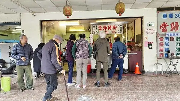 超過３０年老字號美食～用餐時間老闆的手沒有停過，超受歡迎的當歸豬腳店，店內的豬腳超大一鍋，帶有當歸的