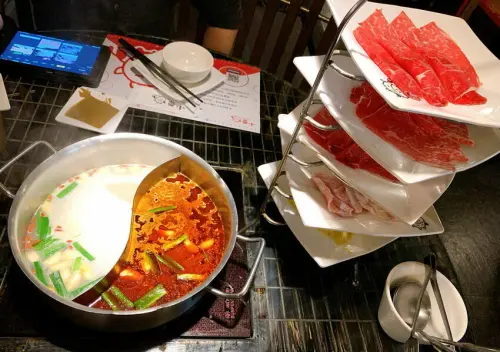 台中麻辣養生鍋吃到飽，有杯裝哈根達斯吃到飽超過癮，千層蛋糕也好吃