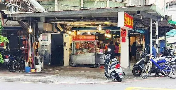 不要買錯，叉燒炒飯才是最厲害的啦～！中午用餐時間常常大排長龍的爆人氣店家，店內的叉燒炒飯絕對是必點必