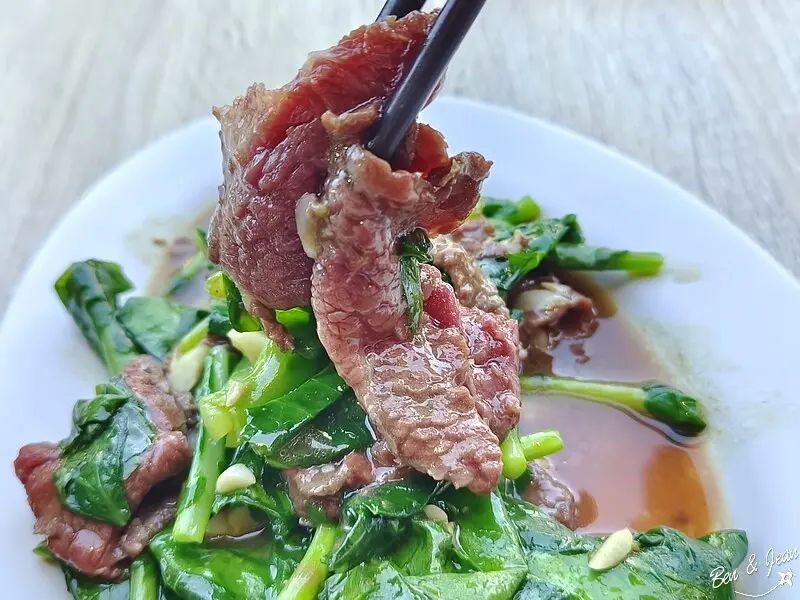 阿財牛肉湯》現切溫體牛，濃濃的牛肉香。台南安平老街必吃的牛肉湯，在地人也大推！排隊當早午餐、正餐、宵