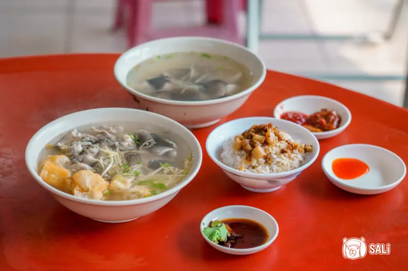 永通虱目魚｜必比登推薦，台南學甲美食，60年老店綜合粥料滿實在 - 莎笠，小日子