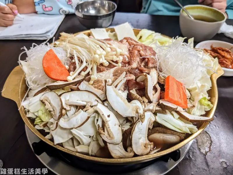 【新竹食記】韓國館 - 竹北道地韓式料理，必吃銅盤烤肉、海鮮煎餅，小菜無限量供應