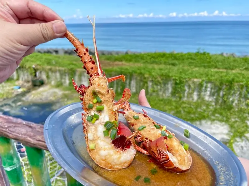 面對太平洋無敵海景吃不到500元的活龍蝦超爽的！還有各種活海鮮幾乎是全台最便宜，老饕們吃過了嗎?--跟著踢小米吃喝玩樂趣