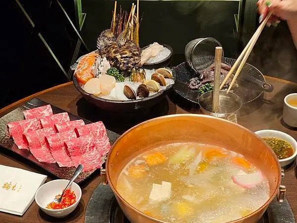 大安區推薦美食「橘色涮涮屋」/台北消夜/頂級火鍋排隊實至名歸/牛小排龍蝦海陸雙響/調酒/美味粥品