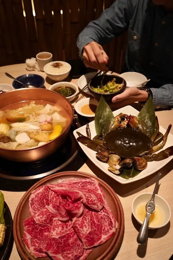 橘色涮涮屋－「火鍋界LV」超貼心桌邊服務，和牛、青蟳，現煮海鮮粥，超貼心桌邊服務，台北必吃火鍋推薦