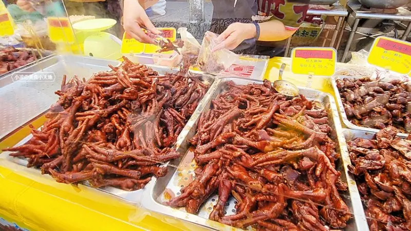 旱溪夜市必買排隊滷味小吃，現場大鍋滷製香氣四溢，滷雞腳、鴨翅、雞翅加辣更涮嘴！