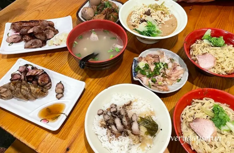 嘉義老店分享∥548特製意麵∣在地40年老店，嘉龍牌炭烤黑香腸，嘉義西區美食小吃推薦