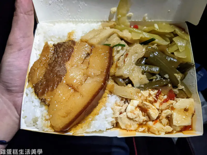 【屏東食記】恆春阿宗爌肉飯 - 位在恆春公有市場的平民美食，爌肉軟爛入味