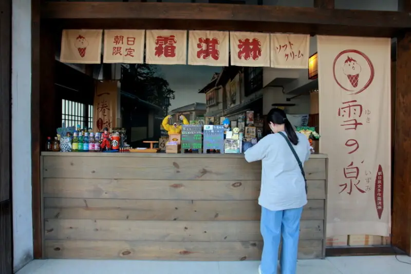高雄市苓雅區吃。高雄市｜苓雅區。「雪之泉」時光倒流彷彿置身在日本昭和時代街頭氛圍，享用美味日式霜淇淋順便拍張美照