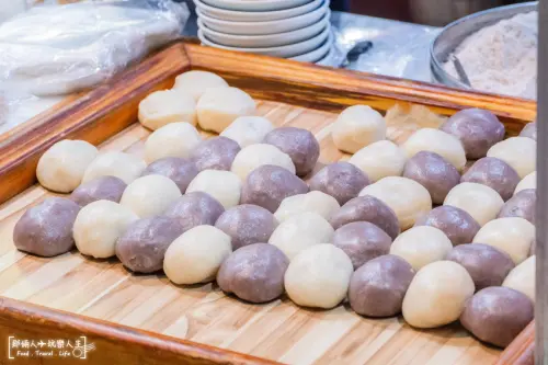 在地人強推的麻糬棟，黑白兩色超可愛的，鹹甜鹹甜的口感晚來就買不到~