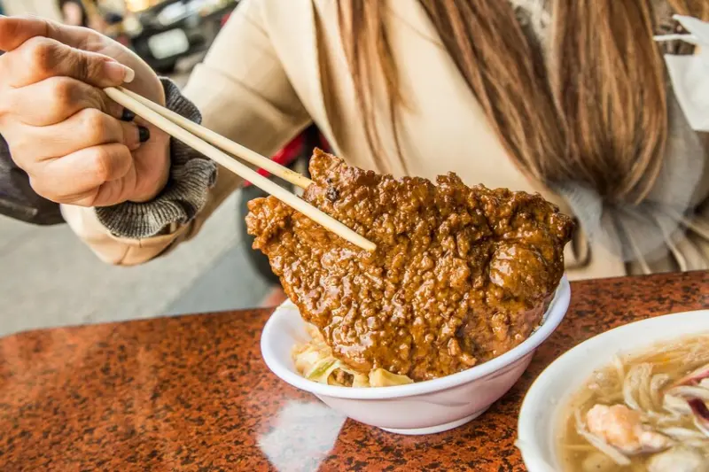 彰化縣鹿港鎮生炒五味｜古早味辦桌菜這裡吃！料多生炒五味、軟嫩超大滷排骨飯
