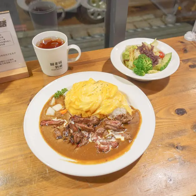 中永和美食。圖書館對面Duimin cafe & deli 永安捷運站旁的工業風早午餐  美味歐姆蛋咖哩飯