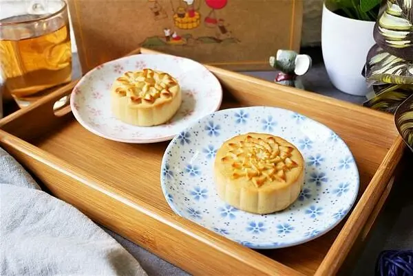 年節禮盒-微熱山丘SunnyHills水果月餅禮盒，酸甜順口的水果月餅，將帶給你不一樣的中秋禮盒喔!