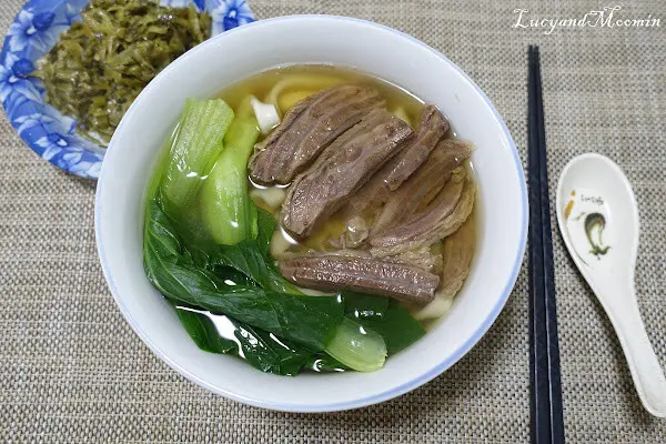 【宅配美食推薦】洪師父牛肉麵。5屆冠軍牛肉麵推出冷凍調理包，方便加熱即食，湯頭濃郁、牛肉軟嫩且麵條Q軟