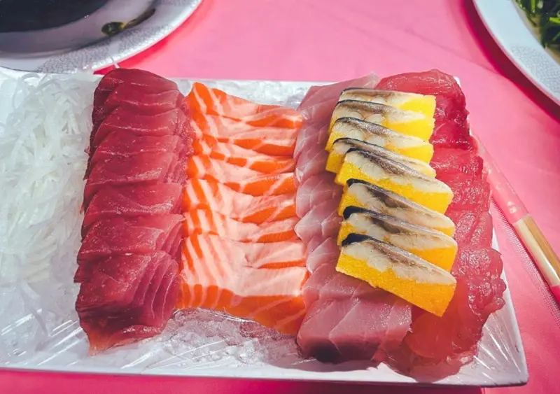 屏東縣恆春鎮後壁湖阿興生魚片｜半買半相送！40片厚切生魚片竟然只要200元