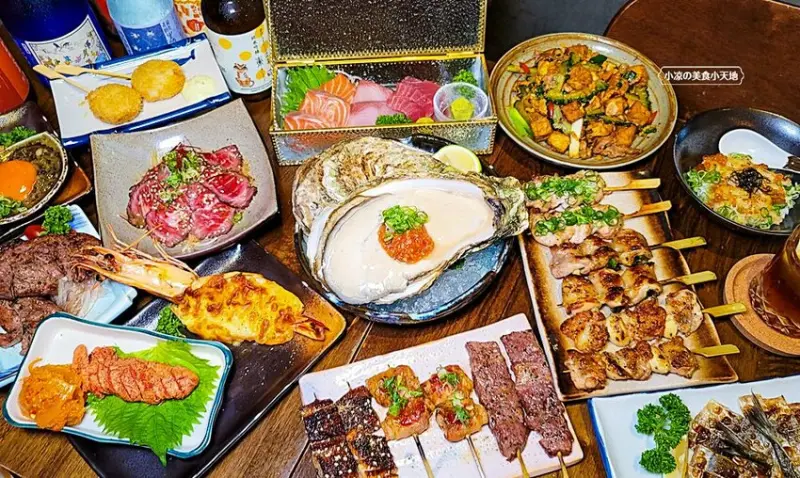 浮誇！巨無霸生蠔大口吃真囂張！除了多樣串燒、炸物，還有與日本同步清酒，營業到凌晨兩點宵夜好去處～～