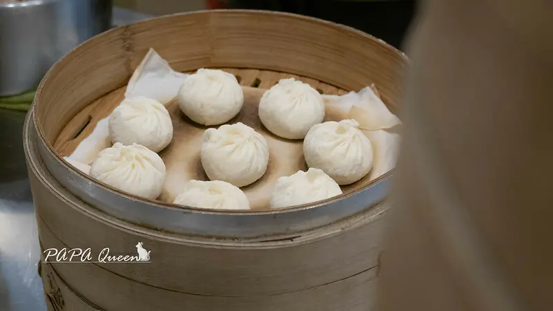 台中市西區葉小籠包 ｜市場60年美食 扎實肉餡有著甜美的湯汁，蓬鬆Q彈麵香很古早味