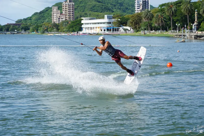 高雄景點》蓮潭滑水主題樂園～全台唯一五塔環狀滑水場，南部最大水上樂園，纜繩滑水、水上樂園，六種主題一