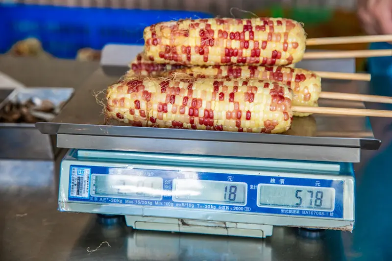 新北市萬里區知味鄉玉米｜一根烤玉米要破百！很多人喊貴但身體還是很誠實的跟著排隊