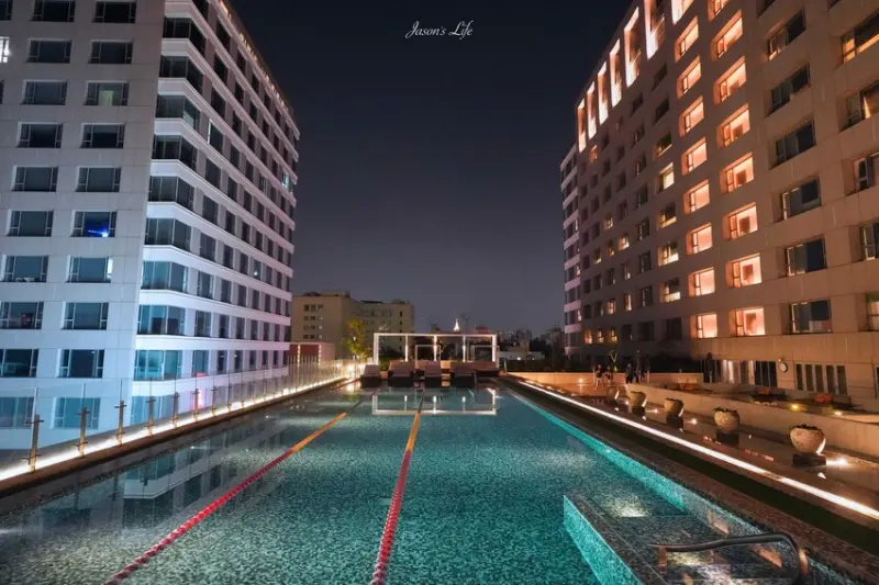 【台南中西區│住宿】台南晶英酒店。鄰近新光三越和小西門，擁有露天市景景觀恆溫泳池，早餐融入台南在地小