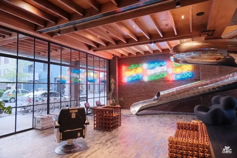 台中住宿紅點文旅|文青潮酷風格旅店，超大溜滑梯、膠囊咖啡機，走路就到中華路夜市！