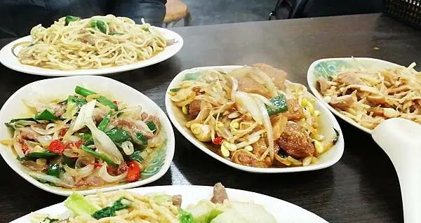 【台北市大安區美食記】老李牛雜 安和路知名牛雜湯 可免費續湯 各項熱炒炒麵超好吃 平價又美味的在地老店 通化夜市內鄰近捷運信義安和站