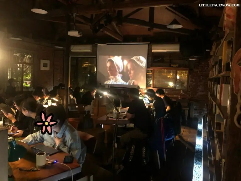 台南美食｜a room房間咖啡：和陌生人聚在一起看電影的復古咖啡廳
