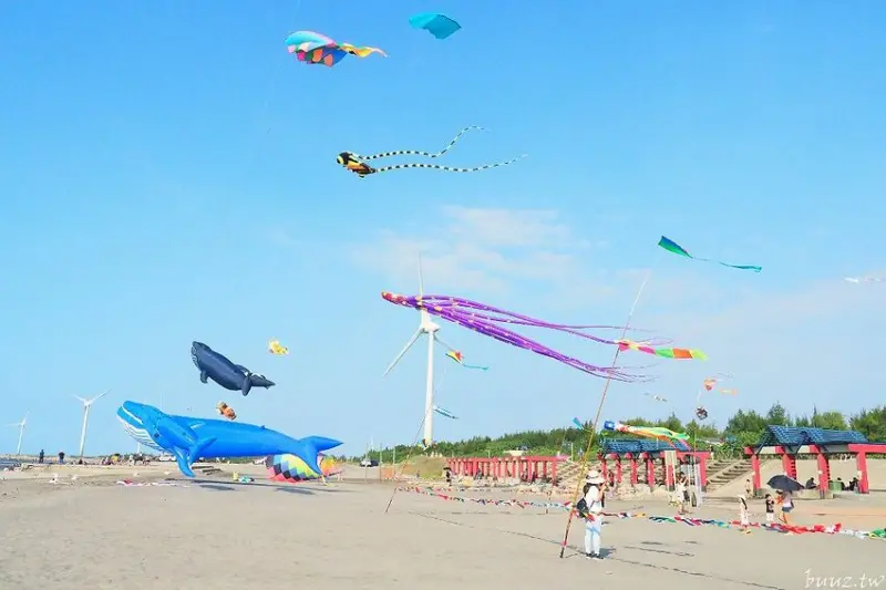 沁藍風箏節限定登場！大型地景藝術風箏天上飛揚，看衝浪競賽、風箏彩繪體驗，秋高氣爽大安微解風！