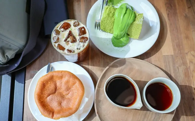 【台中-台灣25家最棒的咖啡第5位】HAUSINC CAFE.檸檬氣泡冰美式.小山圓抹茶土石流戚風超抹