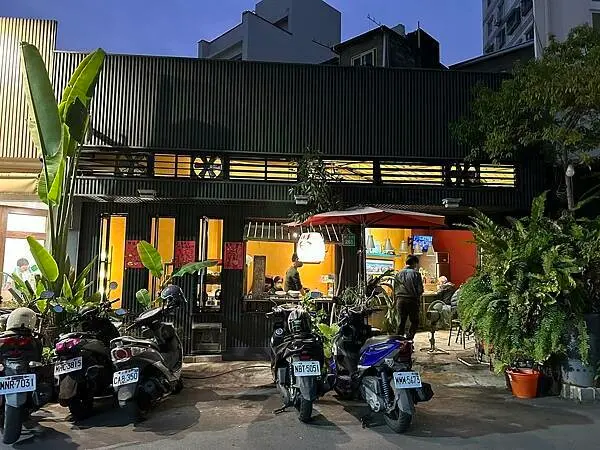 台南市中西區【台南中西區】小丰川～國華街文青麵店，乾麵滷味傳統的美味抓住饕客的胃，話家常親切的問候是小店親切的溫