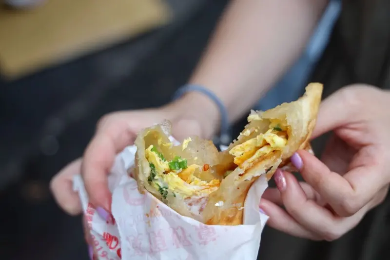 宜蘭礁溪 | 頂好蔥油餅 湯圍溝溫泉公園旁的超人氣三星蔥油餅