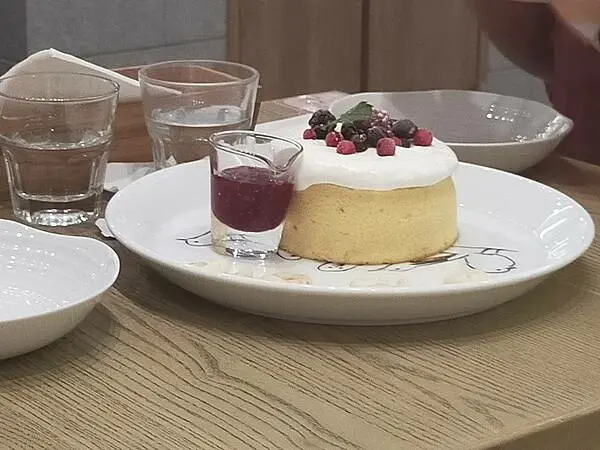 中壢大江購物中心GBF樓UZNA OMOM杏桃鬆餅屋~源自日本原宿裡原宿貓街的人氣名店~清新典雅的座位區~享受悠閒的早午餐~