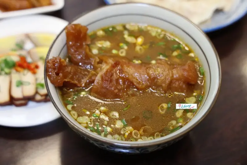 超人氣牛肉麵麵館 一根筋牛筋麵 內用洛神花茶免費喝到飽