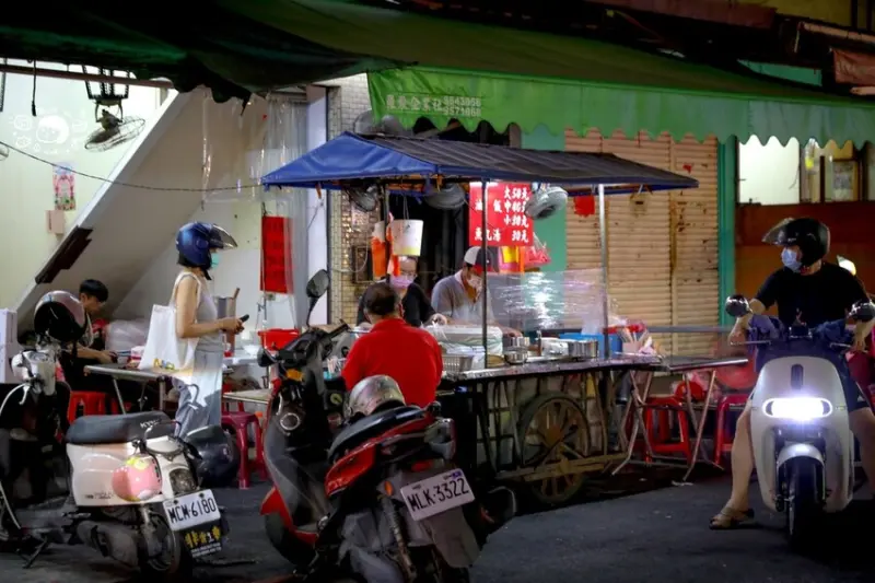 宜蘭縣羅東鎮早上六點就營業，油飯和魚丸湯直接來一套吧！在地超過50年老店，以前愛開不開的隱藏版幽靈油飯有固定位置囉