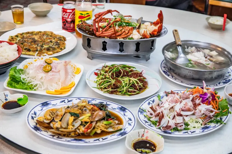 新北市萬里區三葉活海鮮｜完全無坑殺掉包可能！全程通通看得到，在地經營傳承三代五十年活海鮮