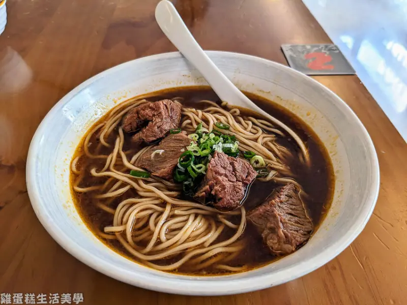 【新竹食記】貳壹村精緻麵點 - 牛肉大塊厚實軟嫩，炸醬麵也是推薦必吃
