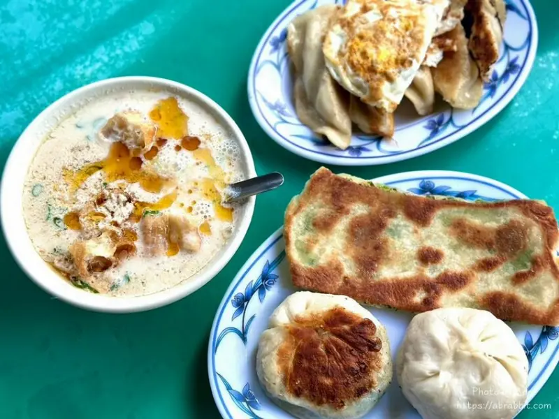 模範早點-人氣超旺的傳統早餐，長蔥餅、鹹豆漿、肉包、油條都不錯吃