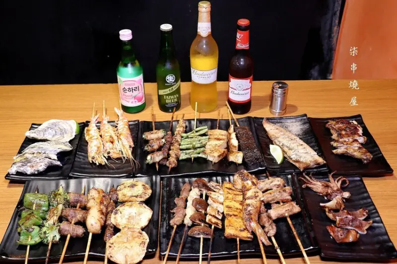 人氣平價串燒店最低只要$19,堅持現烤累積10年烤功,下班聚餐小酌好去處,三種特製密醬隨你挑♥柒串燒屋♥