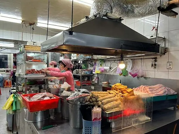 （基隆美食）無名超人氣熱炒－三姐妹熱炒店～基隆在地人超推便宜小吃！滿滿一桌不用一千就搞定～